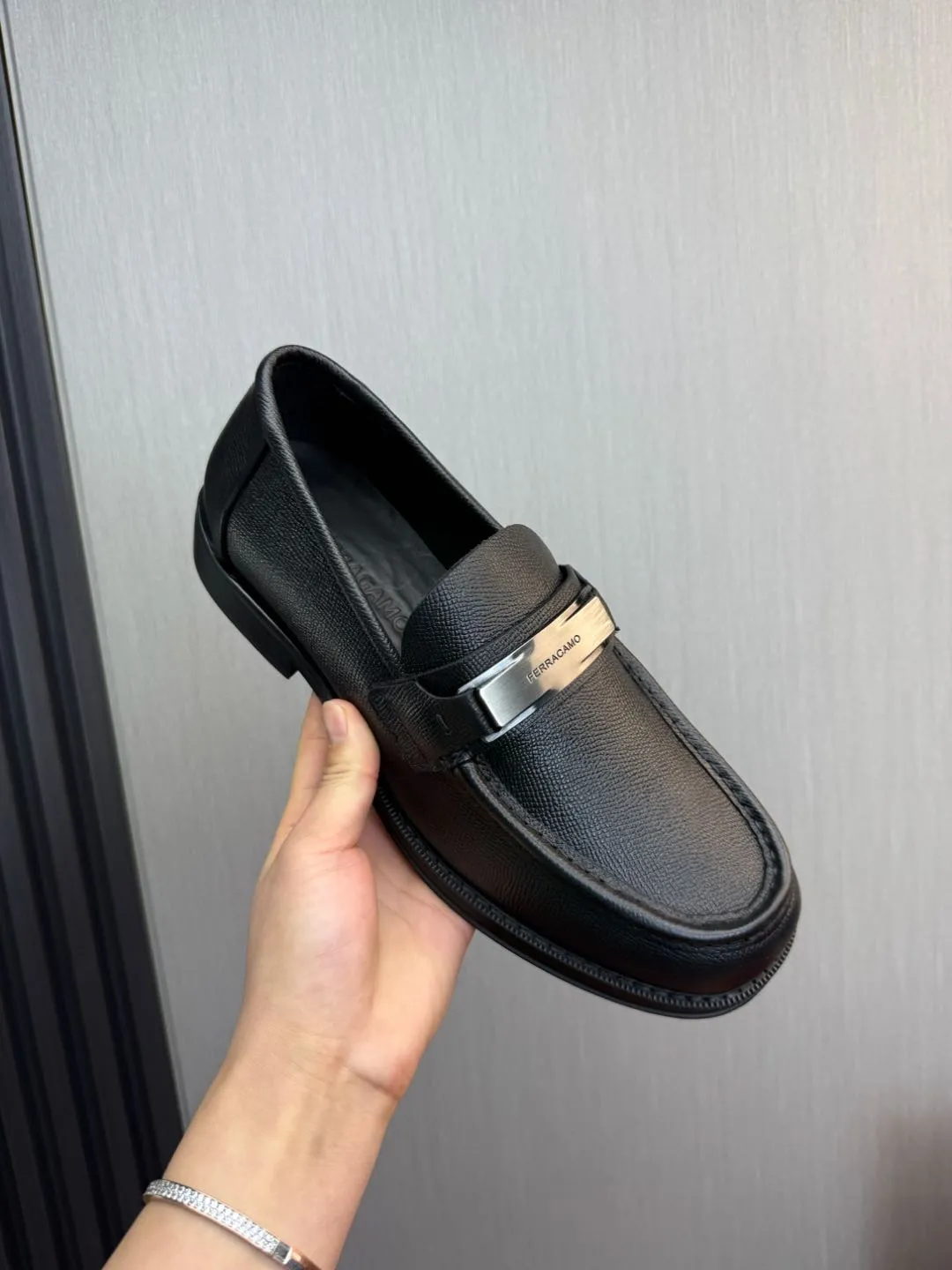 Men's shoes 💰880💰 Ferragamo. [Ferragamo] men's thick-soled loafers, the latest hot style, 1:1 original purchase quality, top quality, imported open-edge beaded cowhide leather on the upper, hand-made three-dimensional stitching highlights the round toe design, the inner foot pads are all imported cowhide, with original lightweight foam outsole, matching code 39-44, (38, 45 custom-made, non-refundable)